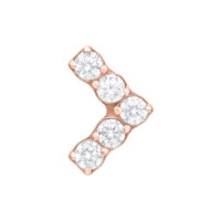 Attacco per piercing a forma di V in titanio oro rosa con cinque cristalli chiari su sfondo bianco