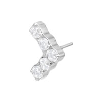 Inserto piercing a forma di V argento con cinque cristalli chiari su sfondo bianco