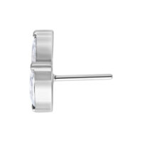 Inserto in metallo argentato con design ovale e cristallo su sfondo bianco