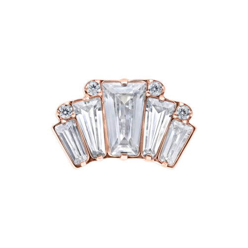 Attacco in oro rosa con cristalli chiari su sfondo bianco