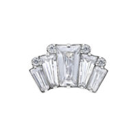 Inserto in metallo argentato con cristalli chiari su sfondo bianco