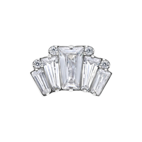 Inserto in metallo argentato con cristalli chiari su sfondo bianco