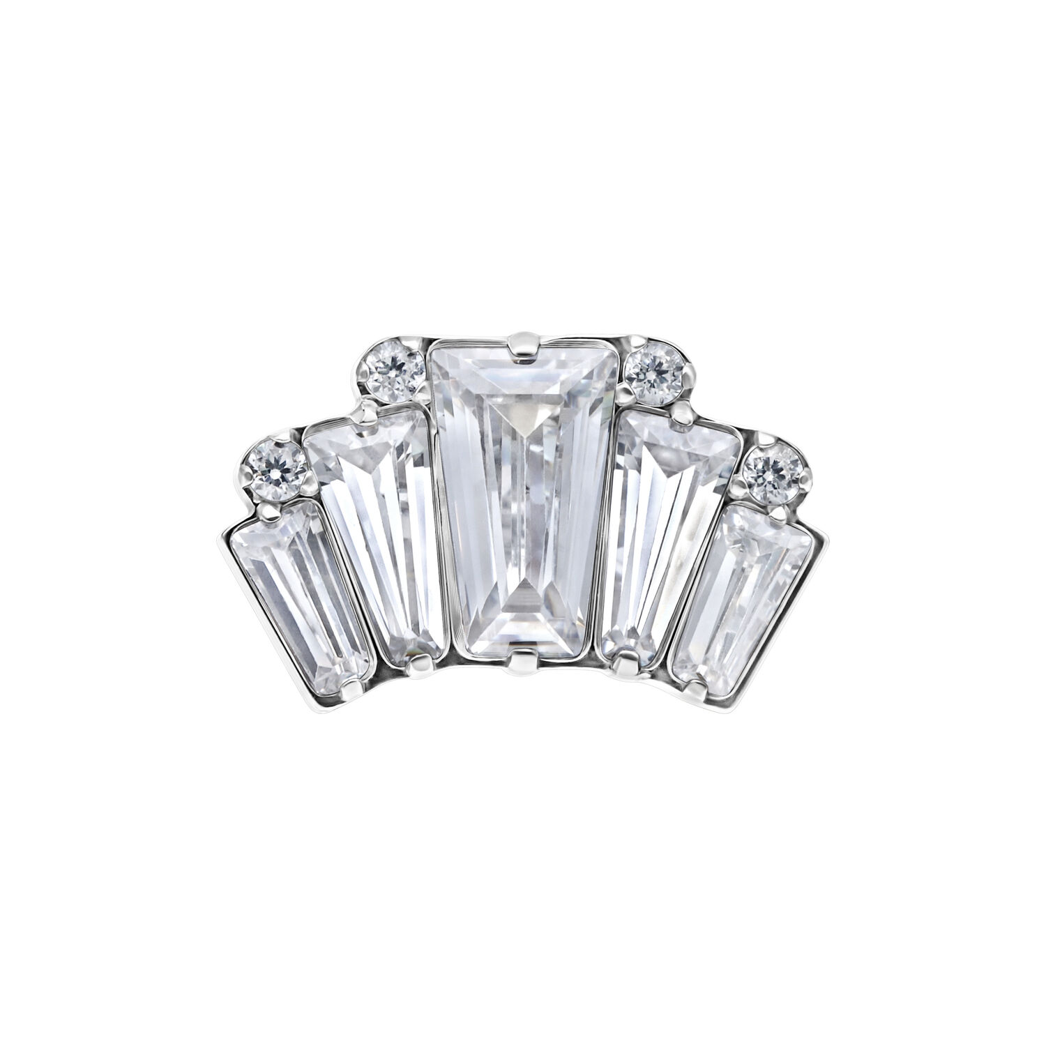 Inserto in metallo argentato con cristalli chiari su sfondo bianco