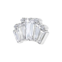 Inserto in metallo argentato con cristalli chiari su sfondo bianco