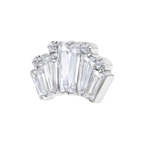 Inserto in metallo argentato con cristalli chiari su sfondo bianco