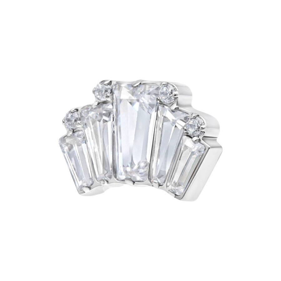 Inserto in metallo argentato con cristalli chiari su sfondo bianco