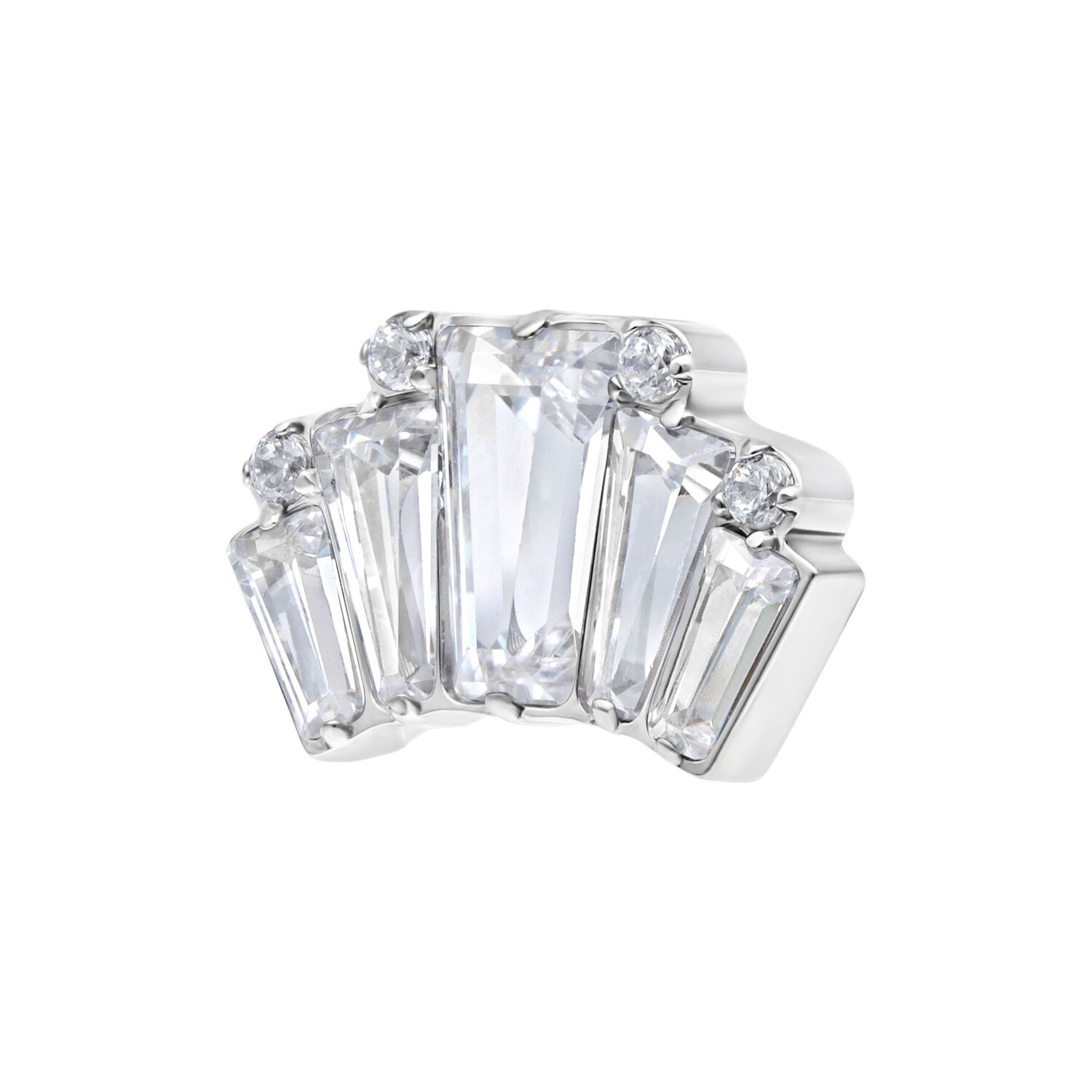 Inserto in metallo argentato con cristalli chiari su sfondo bianco