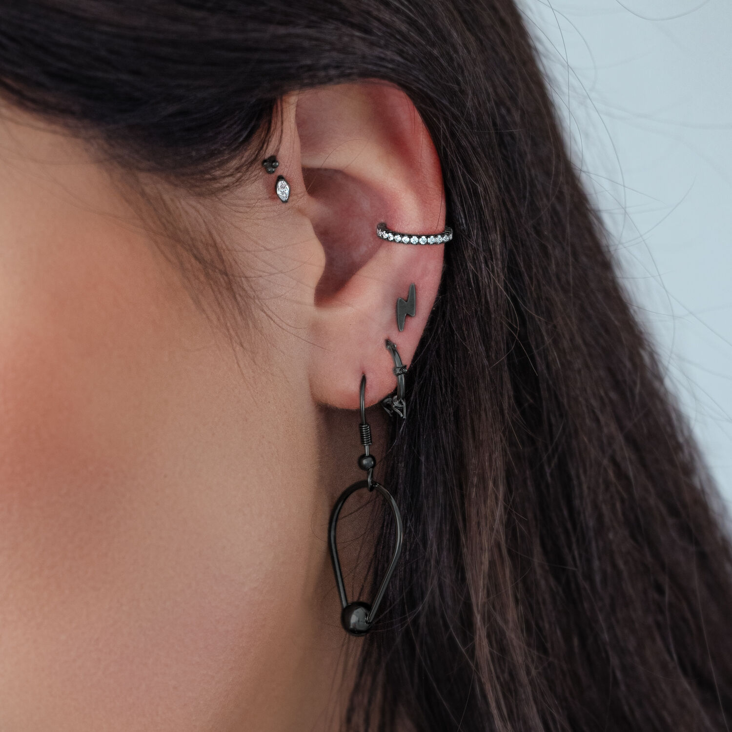 Attacco Push Fit Oval Crystal nero su orecchio con altri piercing