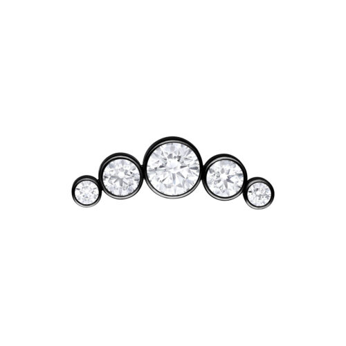 Accessorio piercing nero con cinque cristalli chiari su sfondo bianco