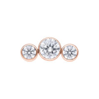 Attacco Crystal Bow in oro rosa con tre cristalli chiari su sfondo bianco