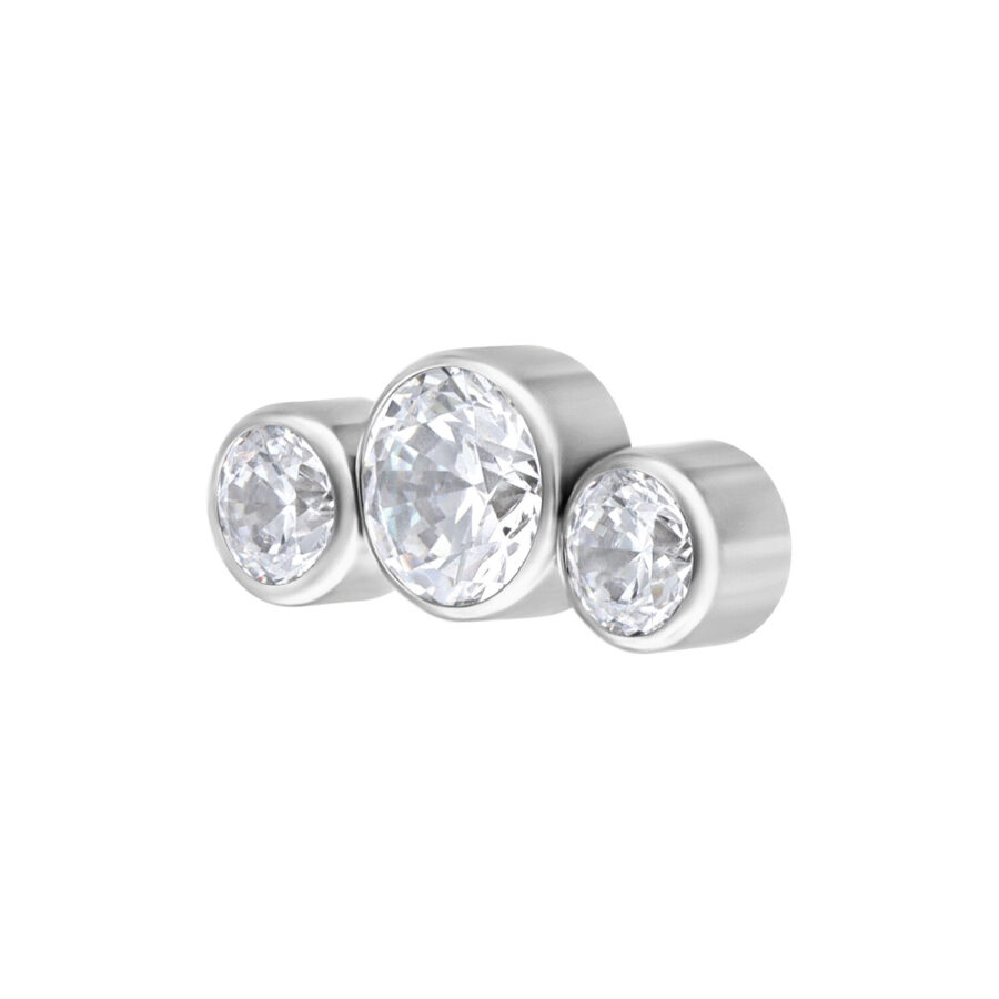 Accessorio in metallo argentato con cinque cristalli chiari su sfondo bianco