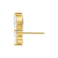 Inserto in metallo dorato per piercing con cristallo chiaro su sfondo bianco