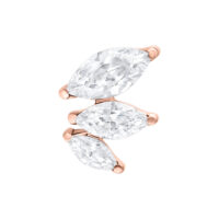Tre pietre cristalline in montatura roségold su sfondo bianco