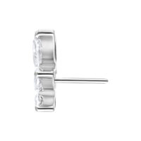 Inserto piercing in argento con pietra cristallina su sfondo bianco