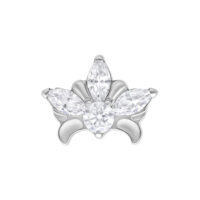 Rifinitura Tiara in metallo argento con cristalli chiari su sfondo bianco