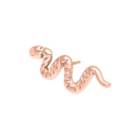 Inserto a forma di serpente in oro rosa in titanio su sfondo bianco