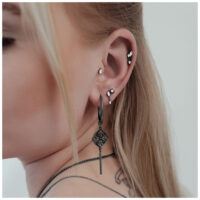 Primo piano di un Labret nero con stella di cristallo su sfondo chiaro