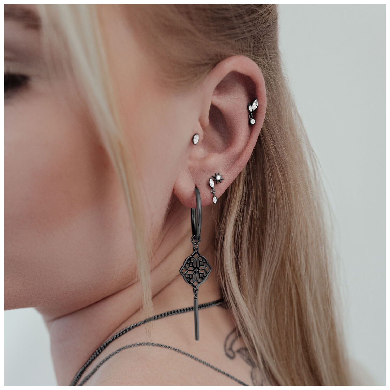 Primo piano di un Labret nero con stella di cristallo su sfondo chiaro