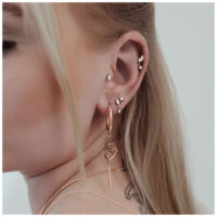 Primo piano di un orecchio con Labret a Stella in Cristallo Push Fit in oro rosa 9,0 mm.