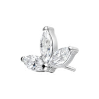 Accessorio a forma di loto in argento con cristalli chiari su sfondo bianco