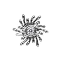 Sunburst in argento con cristallo chiaro su sfondo bianco