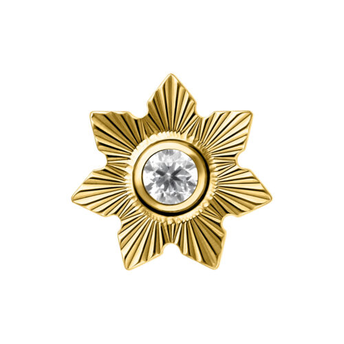 Attacco metallico dorato a forma di fiore con cristallo chiaro al centro su sfondo bianco