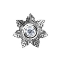 Attacco a forma di stella in titanio con pietra cristallina su sfondo bianco