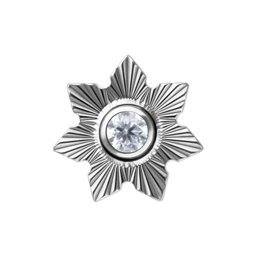 Attacco a forma di stella in titanio con pietra cristallina su sfondo bianco