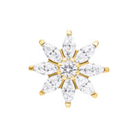 Accessorio in metallo dorato a forma di fiore con pietre cristalline su sfondo bianco