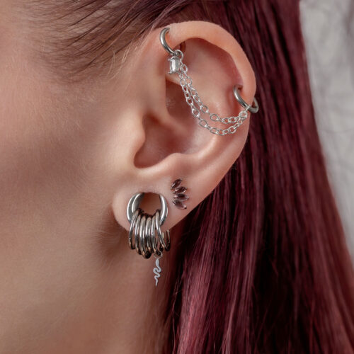 Accessorio piercing in titanio argento con pietre di ametista all'orecchio
