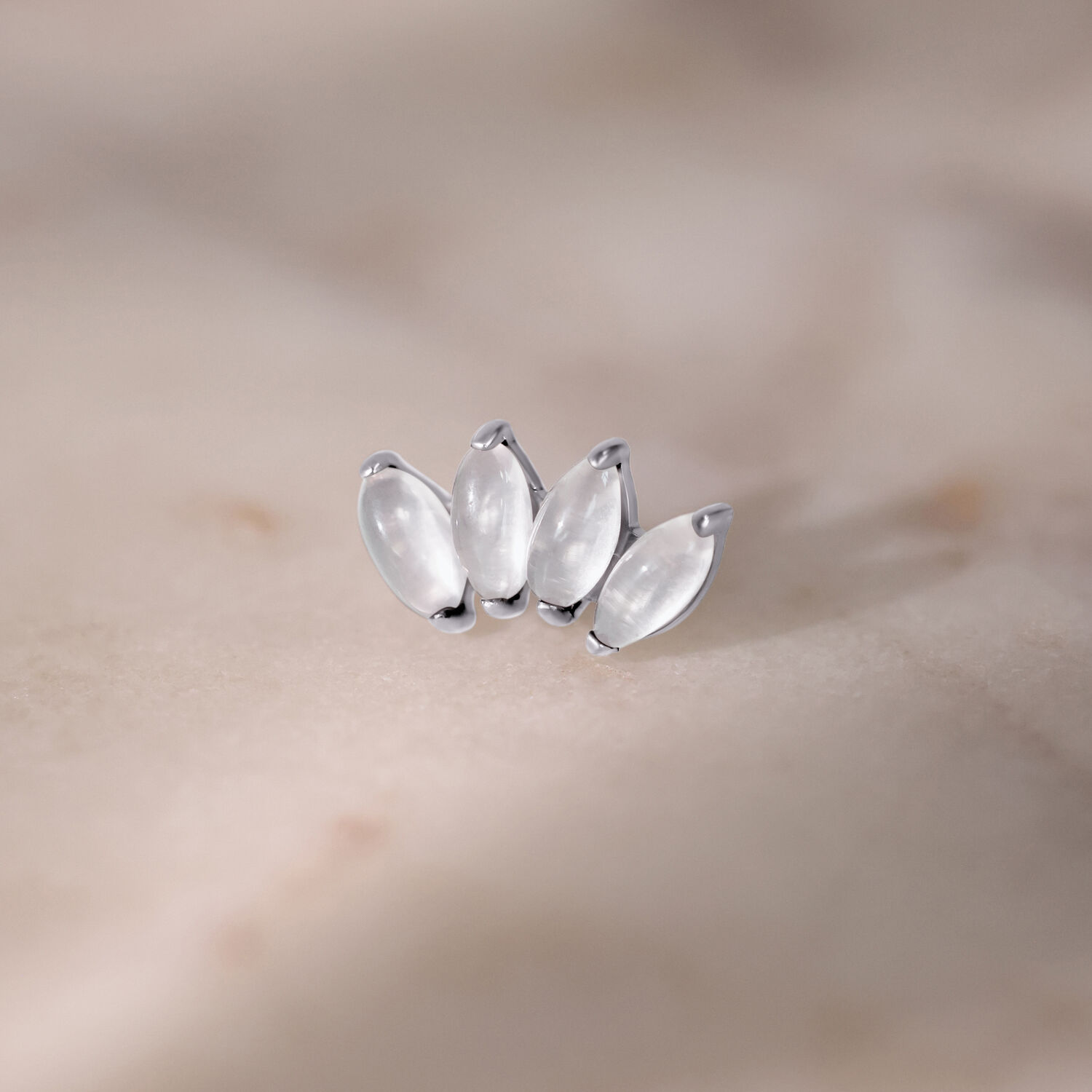 Quattro inserti in pietra di luna argentata su sfondo marmorizzato