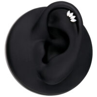 Accessorio Push Fit in argento con pietra di luna su modello di orecchio nero