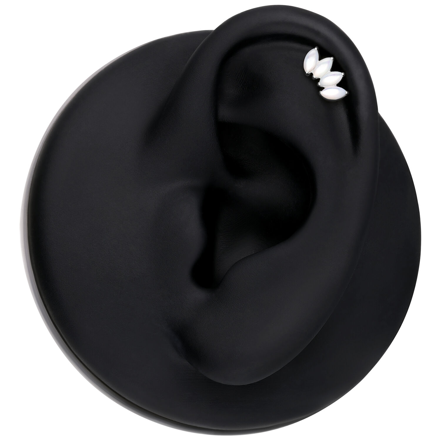 Accessorio Push Fit in argento con pietra di luna su modello di orecchio nero