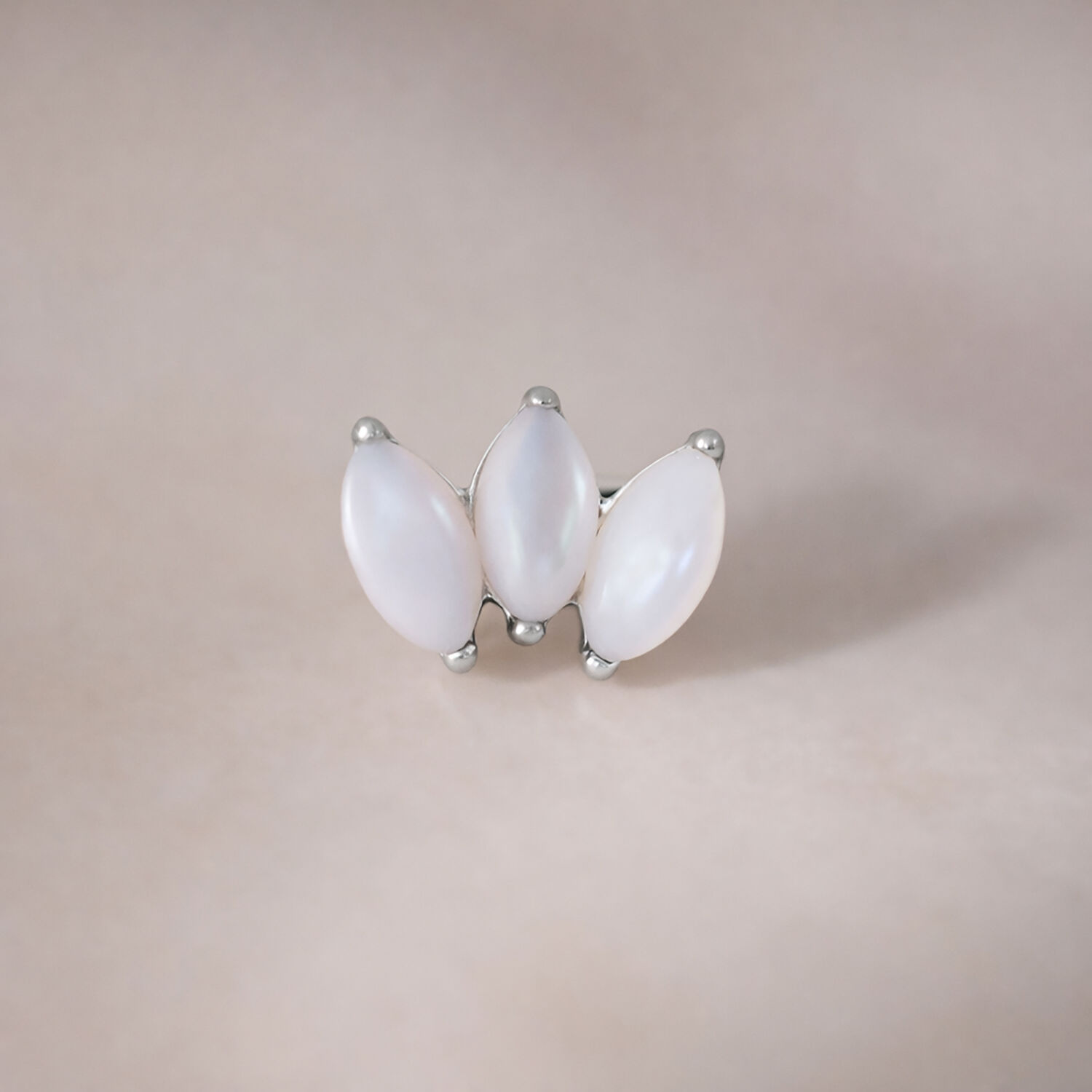 Argento Push Fit Lotus con tre Pietre di Luna su sfondo neutro