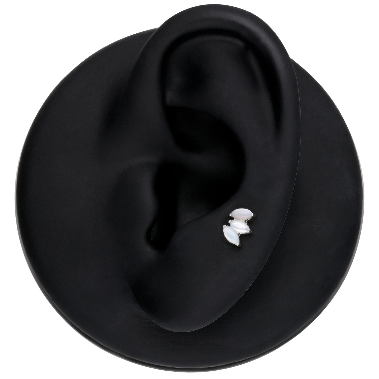 Accessorio Lotus in argento con pietra di luna su modello di orecchio nero