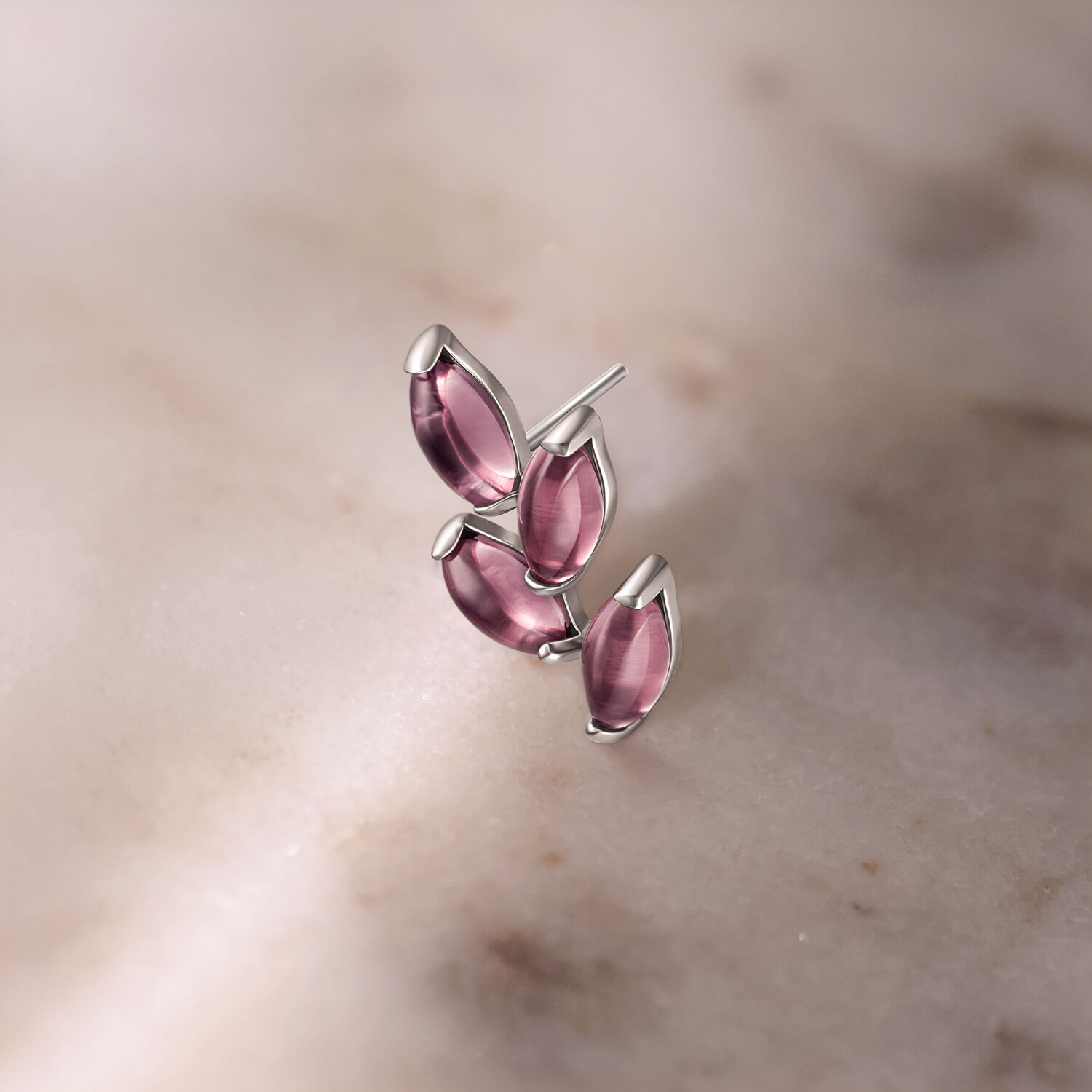 Inserto in argento con pietre di ametista su sfondo marmorizzato