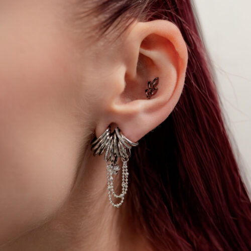 Piercing in argento con Amethyst e Pietra di Luna in un orecchio