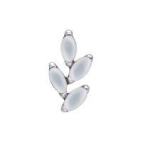 Accessorio in titanio argentato con pietre di luna ovali su sfondo bianco