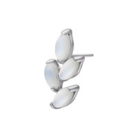 Attacco Push Fit in argento con quattro pietre di luna su sfondo bianco