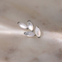 Attacco Push Fit in argento con pietra di luna su sfondo chiaro