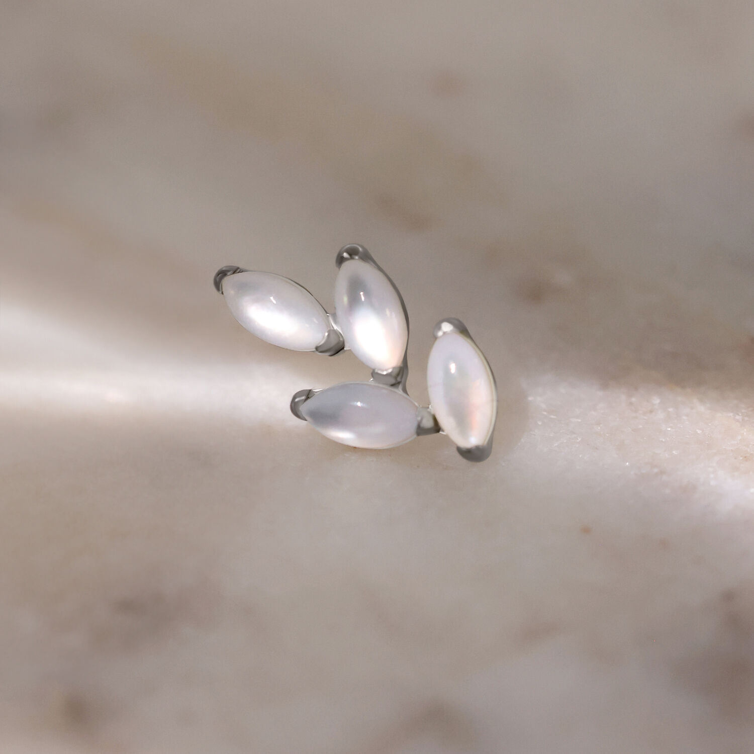 Attacco Push Fit in argento con pietra di luna su sfondo chiaro