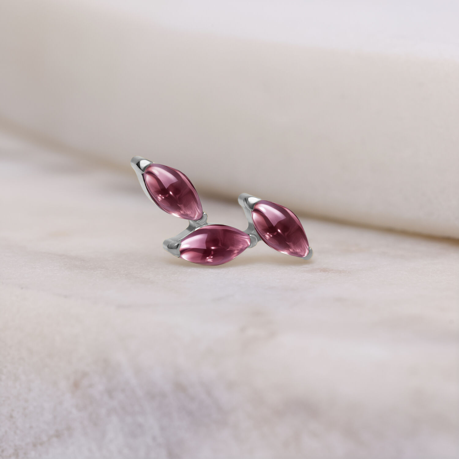 Inserto per piercing Push Fit in argento con ametista su sfondo chiaro