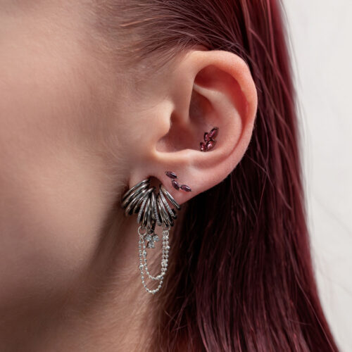 Orecchio con piercing in titanio argento e pietre di ametista, vista laterale