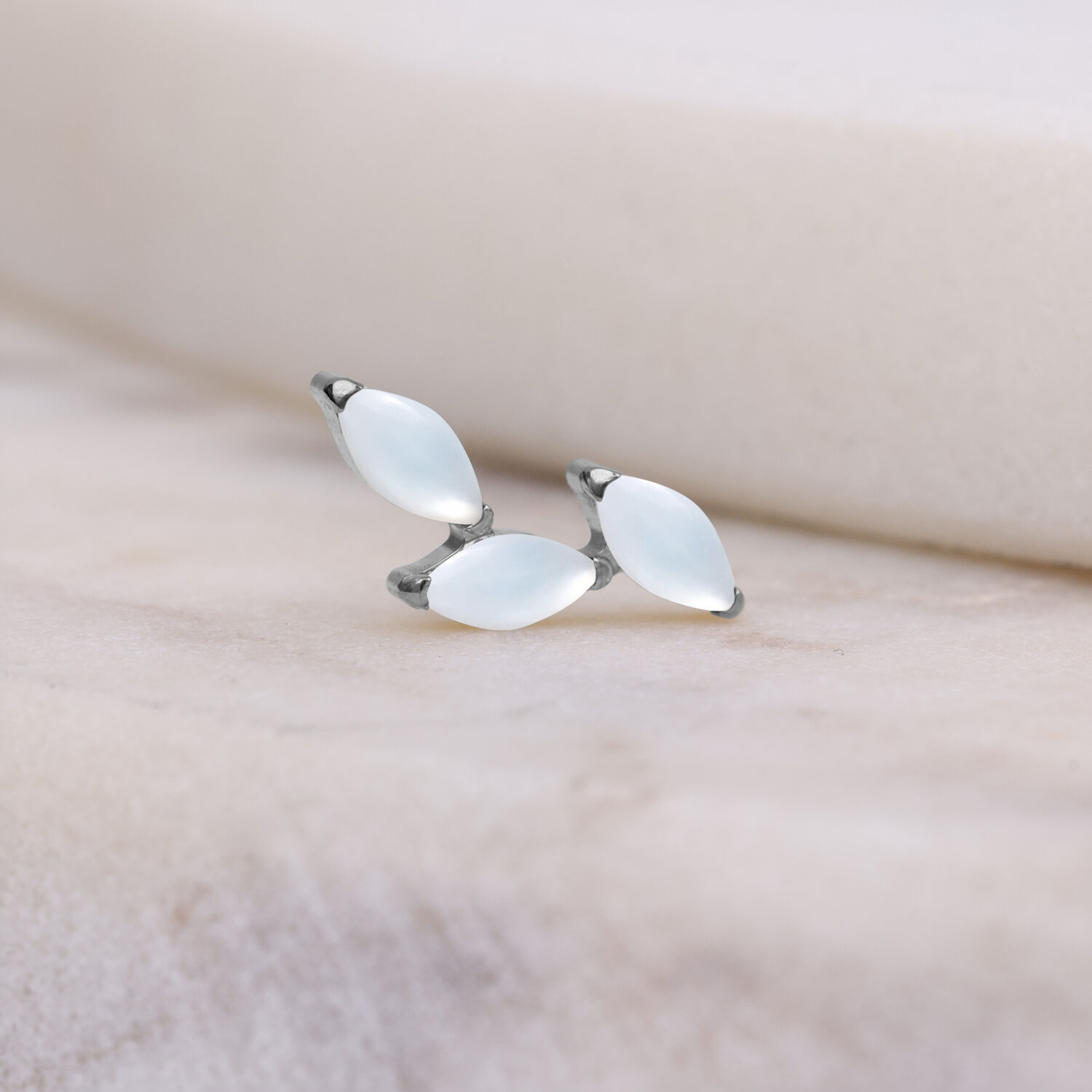 Inserto Push Fit argentato con pietra di luna su sfondo neutro