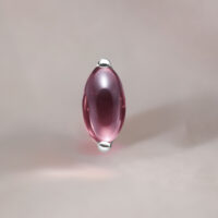 Pietra di ametista ovale in montatura d'argento su sfondo neutro