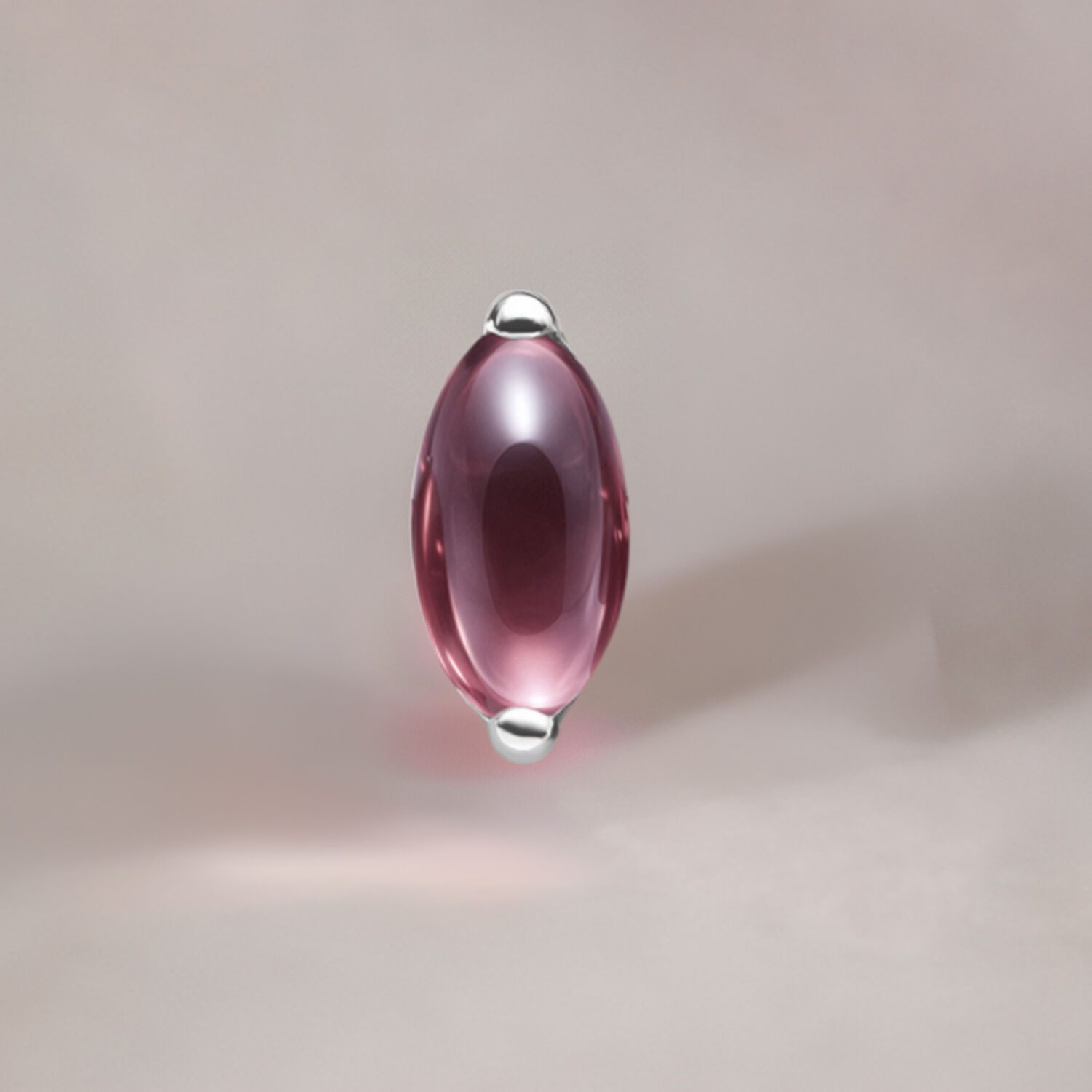 Pietra di ametista ovale in montatura d'argento su sfondo neutro