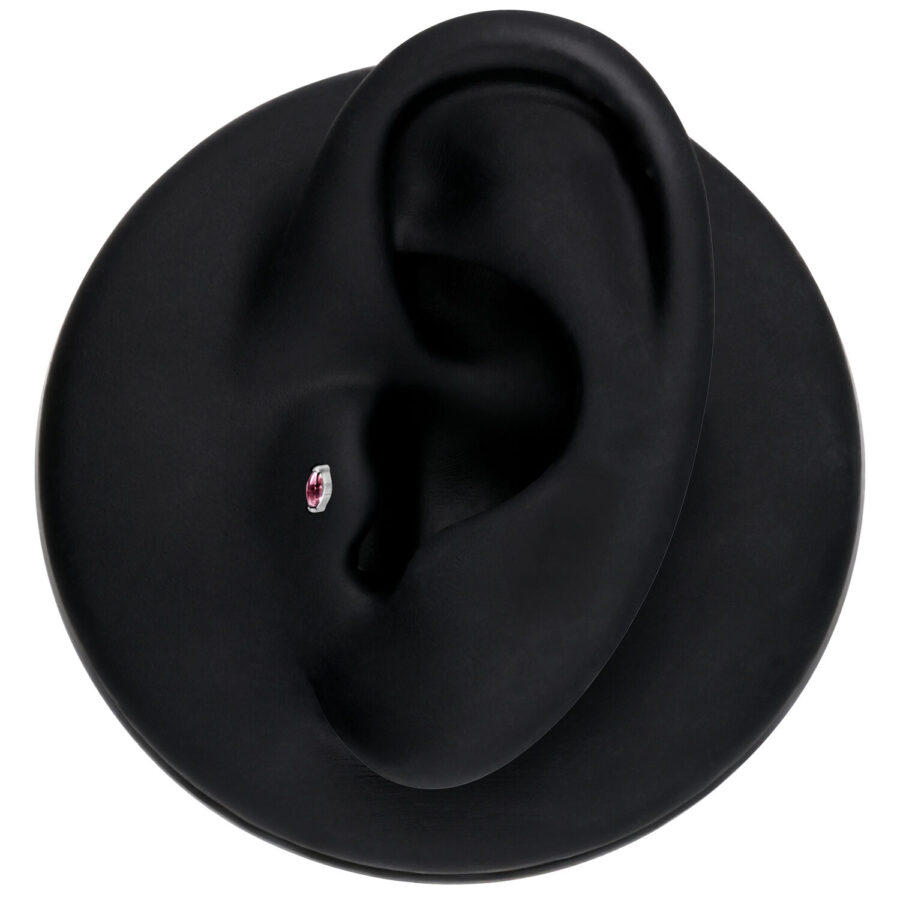 Inserto color argento con ametista ovale su sfondo nero, modello orecchio