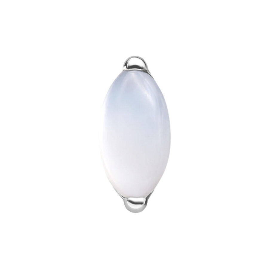 Ovale punta in Amethyst in argento su sfondo bianco