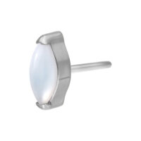 Inserto in metallo argentato con pietra di luna ovale su sfondo bianco