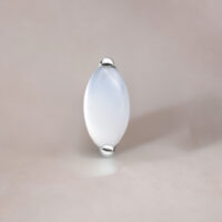 Accessorio Push Fit in argento con pietra di luna ovale su sfondo neutro